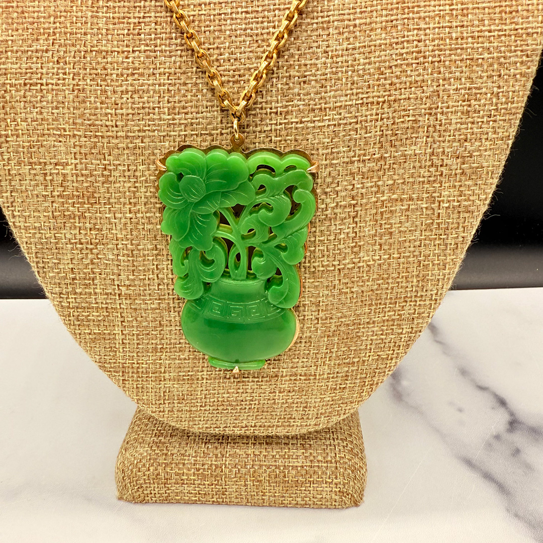 Vintage faux jade pendant necklace.