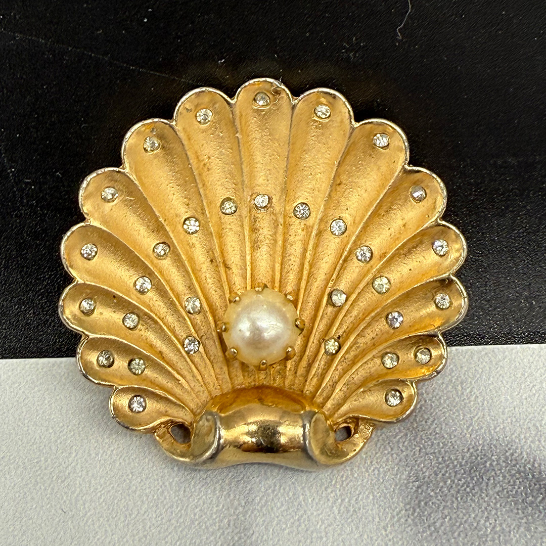 1940 figural shell brooch with pearl.