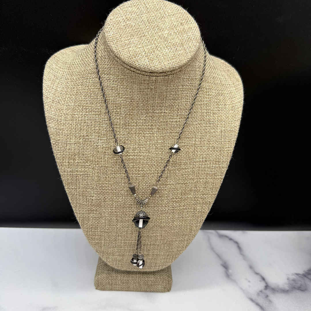 1930s Deco-style sautoir necklace.